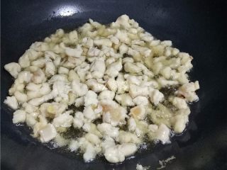 5、辣子鸡丁,放入鸡胸肉