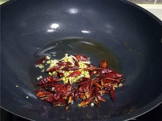 8、辣子鸡丁,放入姜粒，蒜粒，干辣椒，花椒炒香