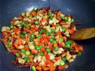12、辣子鸡丁,调入适量盐，继续翻炒
