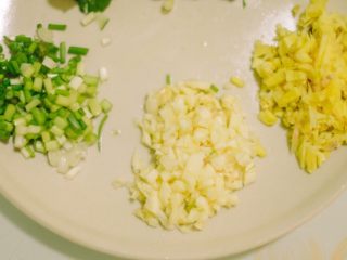 6、红烧茄子,葱也要来一点哈～起锅后撒上超香的