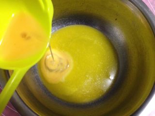 2、牛奶小饼干,加入全蛋液搅匀