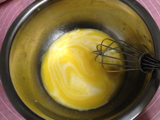 3、牛奶小饼干,继续加入牛奶，用打蛋器搅拌均匀，成为混合液体