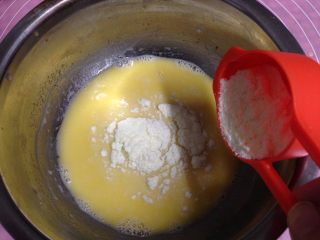 5、牛奶小饼干,加入奶粉