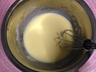 6、牛奶小饼干,搅打至融化混合均匀