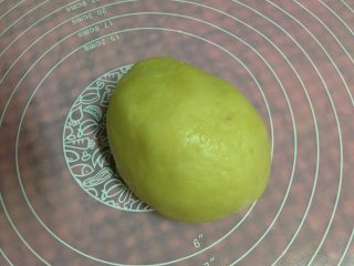 9、牛奶小饼干,然后用手揉成一个光滑的面团