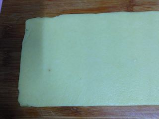 11、牛奶小饼干,把面片不规整的四边裁去，成为规整的长方形。