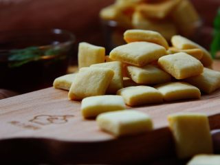15、牛奶小饼干,冷却后密封保存，这款饼干的口感稍微带点儿硬脆。