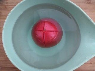 3、番茄金针菇汤,把番茄，放开水中，浸泡1分钟，去皮