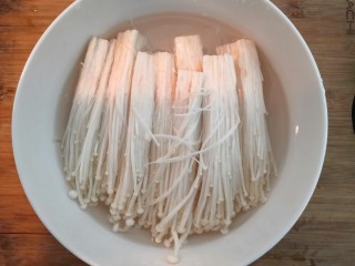 5、番茄金针菇汤,金针菇，放淡盐水中浸泡15分钟，冲洗干净