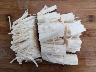 6、番茄金针菇汤,洗干净的金针菇，切成小段，备用