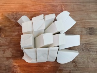 7、番茄金针菇汤,豆腐，清洗干净，切成小块，备用