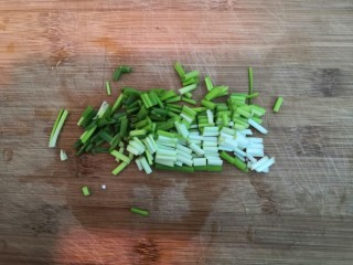 8、番茄金针菇汤,小葱洗干净，切成葱花，备用