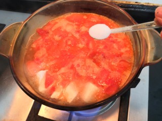 13、番茄金针菇汤,把盐，也加入锅中，搅拌一下，大火烧开