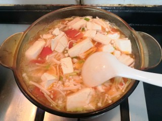 18、番茄金针菇汤,翻拌均匀，煮至沸腾后，关火