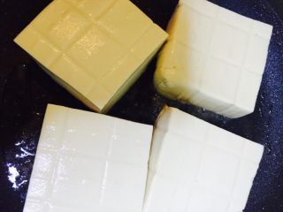 6、茄汁肉沫酿豆腐,不粘锅里放一点油，中小火把豆腐放进去煎至一面金黄后翻面