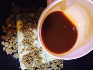 9、茄汁肉沫酿豆腐,倒入茄子调料