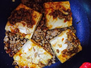 12、茄汁肉沫酿豆腐,打开锅盖，把豆腐翻面再翻面