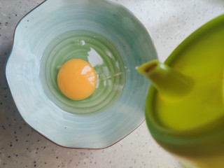 2、西红柿香菇汤,鸡蛋磕入碗内，加少许料酒