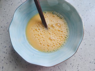 3、西红柿香菇汤,打散，备用