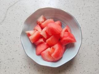 4、西红柿香菇汤,西红柿去皮洗净之后切成小块