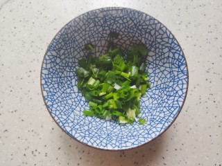 5、西红柿香菇汤,小葱洗净之后切碎