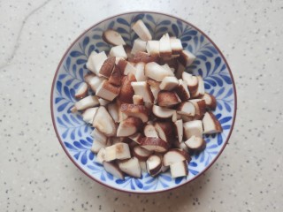 6、西红柿香菇汤,鲜香菇去蒂洗净之后切成丁（切成丝或片也可以，随你个人喜好）