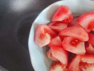 8、西红柿香菇汤,待油热，下西红柿