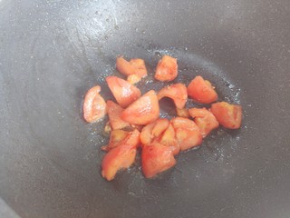 9、西红柿香菇汤,翻炒至西红柿稍稍出沙（约摸30秒）