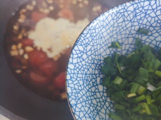 17、西红柿香菇汤,加入小葱，搅拌均匀即可