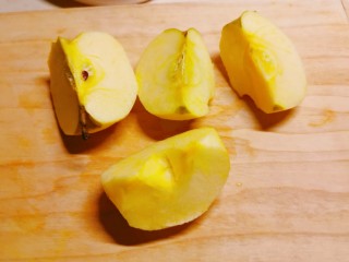 2、苹果雪梨汤,苹果切开 去皮去核