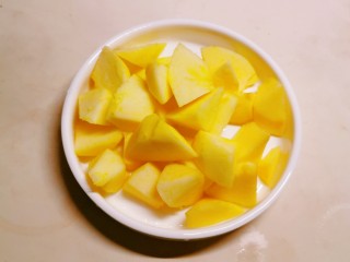 4、苹果雪梨汤,放盘子里备用