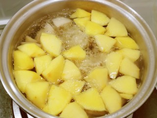 11、苹果雪梨汤,大火烧开转中小火 煮10分钟