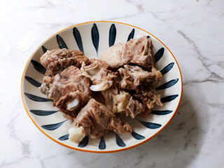 3、玉米胡萝卜山药排骨汤,取出冲洗干净备用