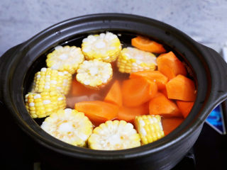 7、玉米胡萝卜山药排骨汤,加入清水