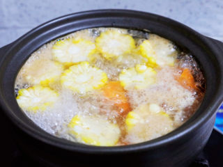 8、玉米胡萝卜山药排骨汤,大火煮开