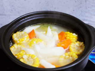 10、玉米胡萝卜山药排骨汤,再加到汤中