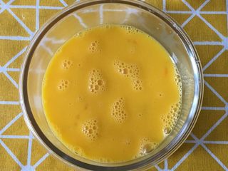 3、鸡蛋小饼,搅拌均匀