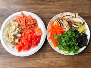 1、杂烩酸辣汤,把所有食材清洗干净，豆腐切小块，火腿肠切丝，西红柿切块，香菇切片，木耳切丝，胡萝卜切丝，生姜切末，香菜切段，全部切好放入盘里待用。