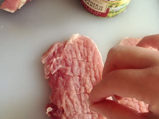 7、小芽早餐-日式炸猪排（烤箱版非油炸） ,将盐洒在猪排上