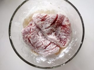 9、小芽早餐-日式炸猪排（烤箱版非油炸） ,将猪排裹上面粉