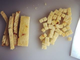 13、小芽早餐-日式炸猪排（烤箱版非油炸） ,将吐司边切掉（也可以不切掉的哈），然后切成正方形颗粒