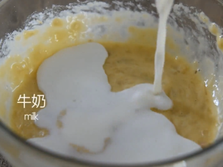4、2分钟学会健康减脂早餐——香蕉松饼,倒入牛奶搅拌均匀