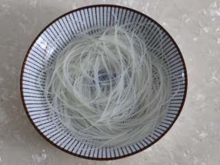 7、娃娃菜卷肉,泡好的粉丝铺在盘底。