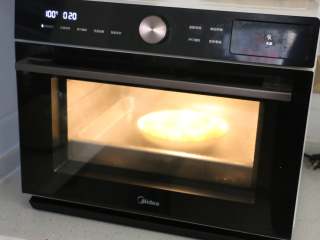 9、娃娃菜卷肉,烤箱水盒中加满水，选择鲜嫩纯蒸模式，20分钟即可。没有的话用蒸锅也可以。