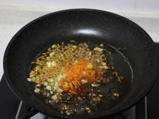 11、娃娃菜卷肉,少许生抽，盐，水淀粉，制成汤汁。