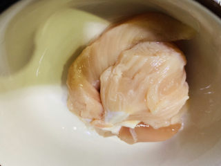 2、冬瓜肉丸汤,鸡胸肉解冻,冲洗干净;