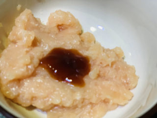 4、冬瓜肉丸汤,鸡胸肉泥放碗里,加点蚝油;