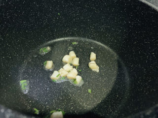 12、冬瓜肉丸汤,加入提前泡发好的干贝,炒香;