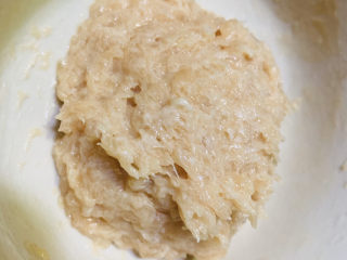 15、冬瓜肉丸汤,鸡胸肉搅拌上筋,待用;