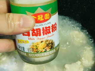 18、冬瓜肉丸汤,肉丸全部下锅,调大火,煮开,肉丸变色,加白胡椒粉调味;